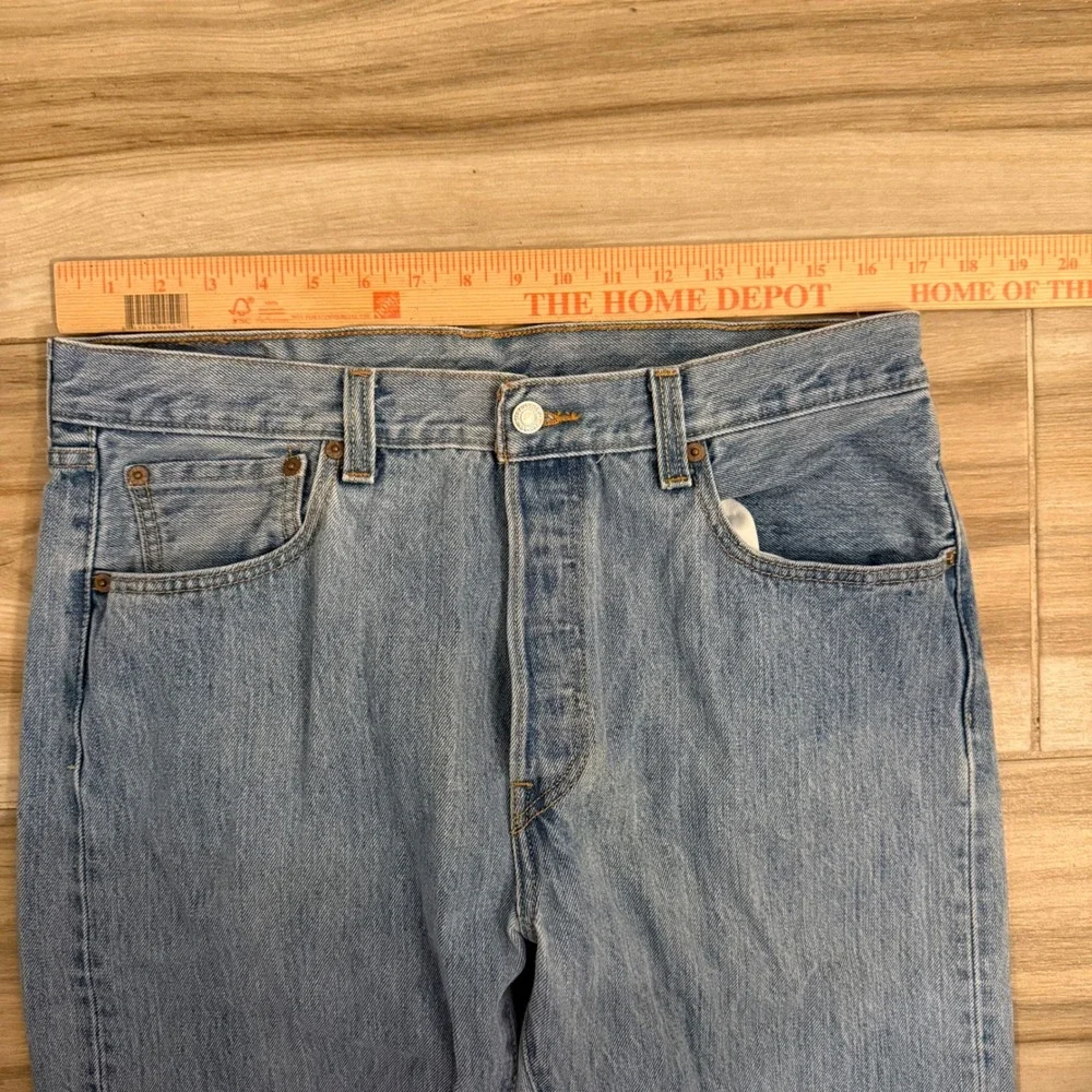 Vintage Y2K Levis 501 Original Fit Straight‎ Leg Light Wash Jeans Mens 34x32